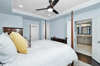 Sypialnia z dużym oknem